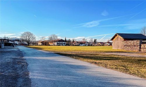 Auf diesem Gelände am Kreuthweg, gegenüber dem Sportheim des ASV Au, könnte eine Kindertagesstätte in Modulbauweise entstehen. Der Gemeinderat sprach sich jüngst für die Planungen dazu aus. Foto  Kriechbaumer