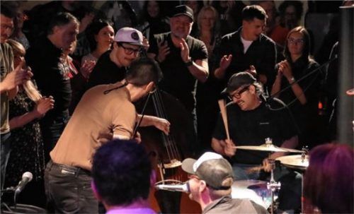 Auf Tuchfühlung mit den Fans gingen die Musiker von Django 3000.Foto ortner