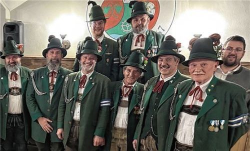 Auf weiteren Positionen: (von links) Tambour Major Markus Czerny, Rottmeister Schießwesen Thomas Bruckbauer, Oberjäger Christian Huber, Rottmeister Veranstaltungen Hans Sanftl, Oberjäger Hermann Thierauf, Oberjäger Hugo Zosseder, Oberjäger Walter Ruedorfer und die Revisoren Gerhard Schmitz und Max Gilg. Fotos Knarr