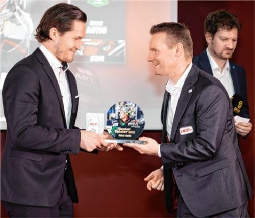 Aus den Händen von DEL2-Geschäftsführer Rene Rudorisch erhält Oskar Autio die Trophäe für den „Spieler des Jahres“.Foto Melanie Feldmeier