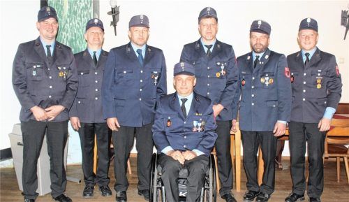 Aus den Neuwahlen bei der Feuerwehr Nußdorf gingen (von links) Christian Dräxl als Zweiter Vorsitzender, Thomas Karl als Zweiter Kassierer, Klaus Kronast als Vorsitzender, Andreas Huber als Schriftführer, Michael Steinbeißer als Kassierer sowie Stefan Drexler junior als Kommandant und Josef Maurer als sein Stellvertreter hervor.Foto steffenhagen