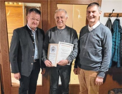 Josef Beham (Mitte) wurde von Rainer Wenisch vom Innkreis-Sängerbund (links) und Herbert Mairhofer, Behams Nachfolger als Chef des Männergesangvereins Kiefersfelden, zum Ehrenvorsitzenden ernannt.Foto re
