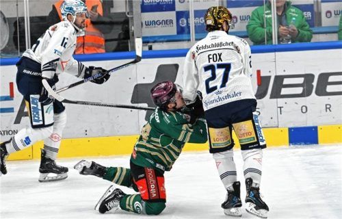 Autsch: Der Starbulls-Angriff (hier Ludwig Nirschl) ist an Dresden (hier Dane Fox) abgeprallt.Foto Hans-Jürgen Ziegler