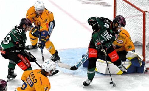 Bald Teamkollegen? Dylan Plouffe (oben) verteidigt hier gegen Lukas Laub.Foto Ziegler