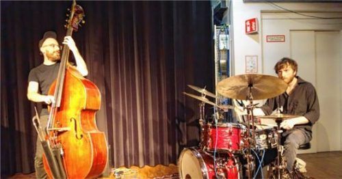 Bassist Max Hirning und Schlagzeuger Sebi Wolfgruber sorgten mit dem „LBT“ für tollen Sound in der Rosenheimer Stadtbibliothek. Fotos friedrich