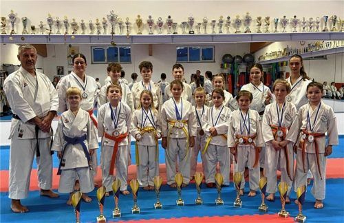 Bayerische Medaillenträger: Bei den Landesmeisterschaften in Burgkirchen räumten die Asia-Sports-Karateka mächtig ab.Foto Asia Sports Waldkraiburg