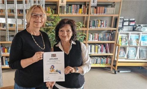 Beate Kissel (links) und Rada Kreiter zeigen stolz die Urkunde für die Schulbibliothek. Noch wichtiger als dieses Papier der Anerkennung ist ihnen jedoch die gute Nutzung der Bibliotheksräume durch die Schüler.Fotos  zeIGG