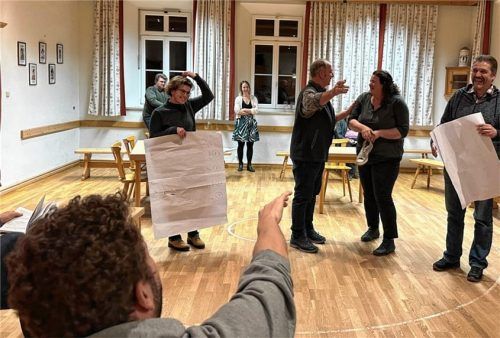 Bei den Proben der Schönauer Theaterspieler geht es bereits munter zu. Foto  re