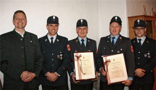 Bei der Ehrung der ehemaligen Ausschussmitglieder: (von links) Bürgermeister Simon Frank, Kommandant Stefan Singhartinger, der bisherige Vorsitzende Peter Hacherer, der bisherige Zweite Kommandant Phillip Sanner und der neue Vorsitzende Christian Singhartinger. Foto re