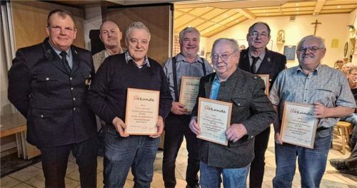 Bei der Ehrung der passiven Mitglieder der Beyhartinger Feuerwehr (von links): Vorstand Richard Wallner, Johann Hüttl (50 Jahre), Dyonis Schweiger (50), August Neureuther (50), Ignaz Hirschlinger (60), Michael Sewald junior (50) und Leonhard Reichl (50) .Fotos  re