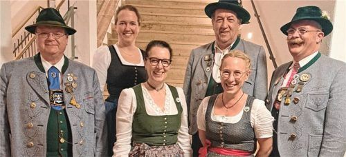 Bei der Ehrung: (von links) Zweiter Gauvorsitzender Markus Kronberger, Bettina Hanfstingl (hinten), Andrea Schneebichler (vorne), Hubert Weigl (hinten), Sabine Gruber (vorne) und der Gauvorsitzende Pankraz Perfler.Foto Bayerischer Inngau-Trachtenverband