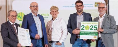 Bei der Preisverleihung: (von links) Dr. Maximilian Wohlgschaft, Leiter der Abteilung Bildung und Beratung des bayerischen Landwirtschaftsministeriums, Geschäftsführer Josef Mayer, Auszubildender Samuel Seifert, Ausbilder Fabian Willmes sowie Dietmar Lindner, Präsident des VGL Bayern.Foto Pollok/StME