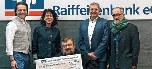 Bei der Scheckübergabe: (von links) Johann Hell (Abteilungsleiter Stiftungs- und Generationenmanagement der VR-Bank), Christine Degenhart (Architektin und Expertin für barrierefreies Bauen), Hans Loy (Vorsitzender Förderverein Arbeitskreis Inklusion), Martin Klampfleitner (Stiftungsbeauftragter der VR-Bank) und Karl Wastl (Mitglied Projektgruppe barrierefreies Bauen).Foto re