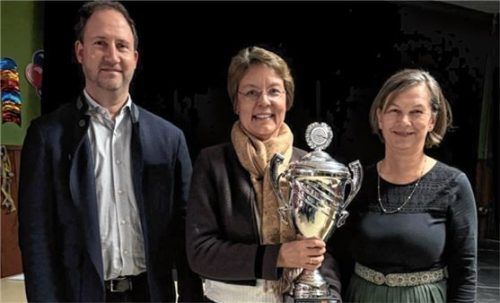 Bei der Übergabe des Pokals: (von links) Bürgermeister Christoph Vodermaier, Yvonne Hirzinger (Schützenmeisterin der Schützengesellschaft Söllhuben) und Renate Unterhuber (Schützenmeisterin von Eichenlaub Stamm Riedering).Foto re