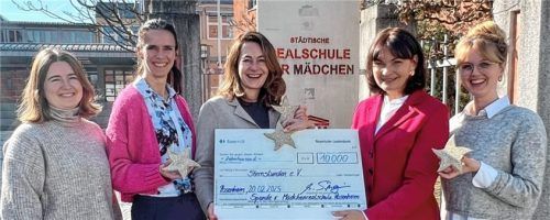 Bei der Übergabe des Spendenschecks: (von links) Mona Stangl, Sandra Scheibe, Natalie Schmid, Magdalena Singer und Barbara Utz.Foto re