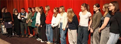 Beifall ernteten Schülerinnen der 12. Klasse für ihre beiden Kurzfilmbeiträge aus dem P-Seminar.