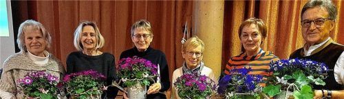 Beim Gartenbauverein wurden für langjährige Mitgliedschaft geehrt: Von links Elisabeth Stöcklhuber, Rosina Maron, Resi Strobl, Dr. Rosina Wäsle, Romy Kinzner und Dr. Sebastian Thaler. Foto unterforsthuber