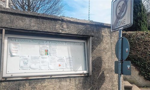 Beliebt vor allem bei älteren Menschen: Die Bekanntmachungstafeln, wie hier an der Ostermünchner Pfarrkirche, sind für viele auch ein Treffpunkt im Ort. Foto stache