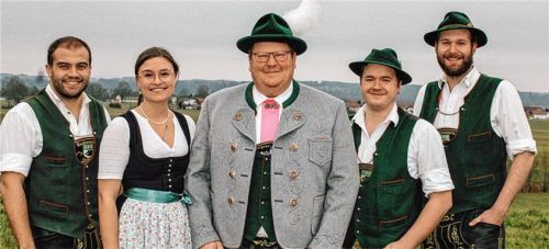 Bereit für das Fest (von links): Festleiter Bernhard Wechselberger, Erste Vorständin Katharina Bachl, Schirmherr Stefan Adam, Erster Vorstand Tobias Hartl, Festleiter Michael Grebl. Foto  LandjugendHochstätt