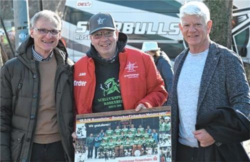 Bereits vor dem Stadion schrieben Ernst Höfner (links) und Franz Reindl (rechts) Autogramme.Foto Hans-Jürgen Ziegler
