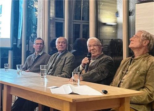 Berichteten von den letzten Kriegstagen in Aschau: (von links) Rupert Wörndl und die Zeitzeugen Hans Rucker, Gottfried Wimmer und Josef Hobelsberger. Foto kirchner