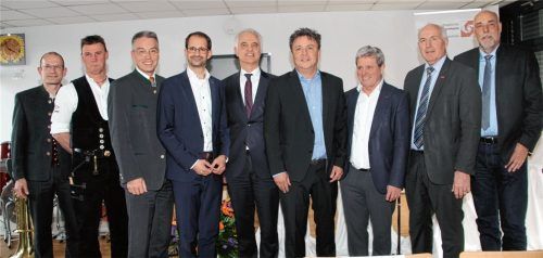 Besondere Gäste an einem besonderen Tag: (Von links) stellvertretender Schulleiter Josef Oberniedermaier, Thomas Pichler, Obermeister der Zimmerei-Innung Rosenheim, Landrat Otto Lederer, Oberbürgermeister Andreas März, Dr. Konrad Schober, Regierungspräsident von Oberbayern, Schulleiter Stefan Schellenberger, Professor Heinrich Köster, Präsident der TH Rosenheim, Franz Xaver Peteranderl, Präsident der Handwerkskammer für München und Oberbayern und der Geschäftsführer der Firma Baierl und Demmelhuber, Johannes Demmelhuber.Foto finauer