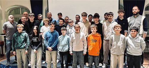 Bestens ausgebildet: Die 29 Teilnehmer des Schiedsrichterlehrgangs in Cham.Foto re