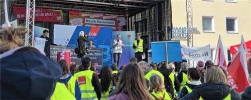 Bezirksgeschäftsführer Robert Metzger (weiße Weste, auf der Bühne) rief zu einer Schweigeminute auf. Foto Aberle