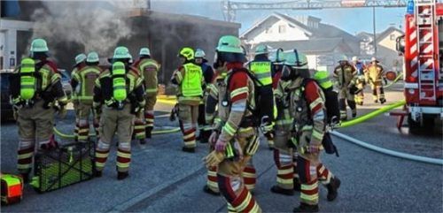 Bilder der Feuerwehr Heufeld zeigen, wie die Einsatzkräfte in das brennende Gebäude eindringen. Foto Feuerwehr Heufeld