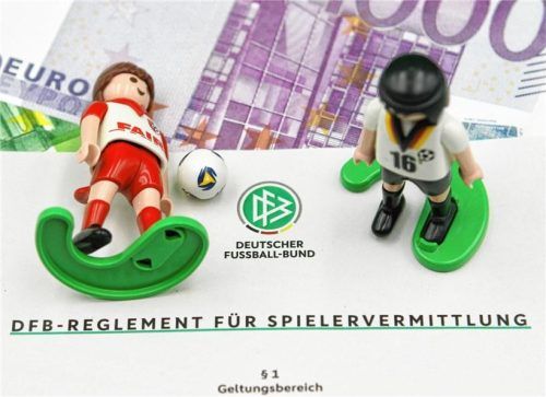 Bis 2024 galt im deutschen Fußball das DFB-Reglement für Spielervermittlung. Seit 1. Januar ist die Regulierung des Weltverbandes FIFA gültig. Unter Paragraf 1 Ziele werden dort der „Schutz Minderjähriger“ und die „Vorbeugung von missbräuchlichen, exzessiven und spekulativen Praktiken“ aufgezählt.Foto Imago