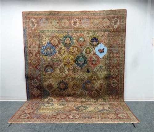 Blickfang in der Ausstellung ist ein selbst nachbearbeiteter Teppich.Foto friedrich