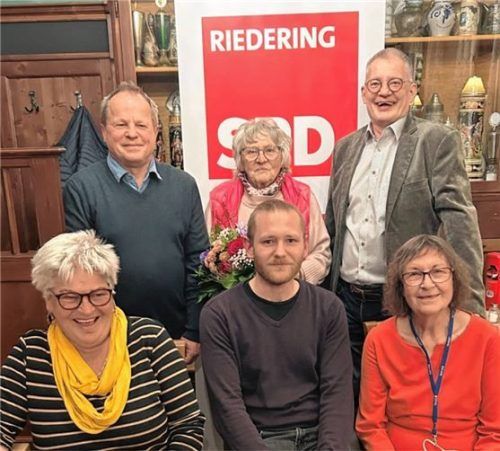 Blumen für 40 Jahre Mitgliedschaft in der SPD: (hinten, von links) Zweiter Vorsitzender Karl Rothmayer, die Geehrte Christa Loferer und Vorsitzender Franz Krutzenbichler sowie (vorne, von links) Schatzmeisterin Waltraud Pilger, Beisitzer Florian Grill und Schriftführerin Ursula Fleischmann. Foto re