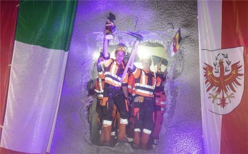 Brennerbasistunnel-Mineure nach erfolgtem Durchstich in der Sillschlucht. Foto Imago
