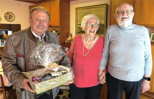 Bruckmühls Zweiter Bürgermeister Klaus Christoph  gratulierte Olaf und Erika Nielsen zum 65. Hochzeitstag. Foto baumann