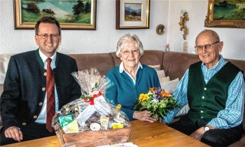 Bürgermeister Stephan Schlier gratulierte im Namen der Stadt Bad Aibling Gina und Balthasar Kornbichler zur „eisernen Hochzeit“. Foto stache