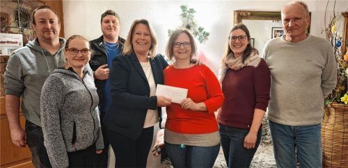 Bürgermeisterin Regina Braun (Vierte von links) überreicht einen Spendenumschlag an Abteilungsleiterin Sabine Heger. Mit im Bild sind (von links) Andreas Giglinger, Kerstin Giglinger, Tom Heger, Veronika Amann und Robert Huber.Foto re
