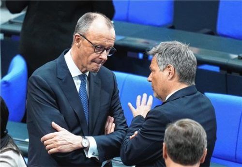 CDU-Kanzlerkandidat Friedrich Merz (links) im Gespräch mit Bundeswirtschaftsminister Robert Habeck (Grüne) bei der konstituierenden Sitzung des neuen Bundestags. Foto dpa