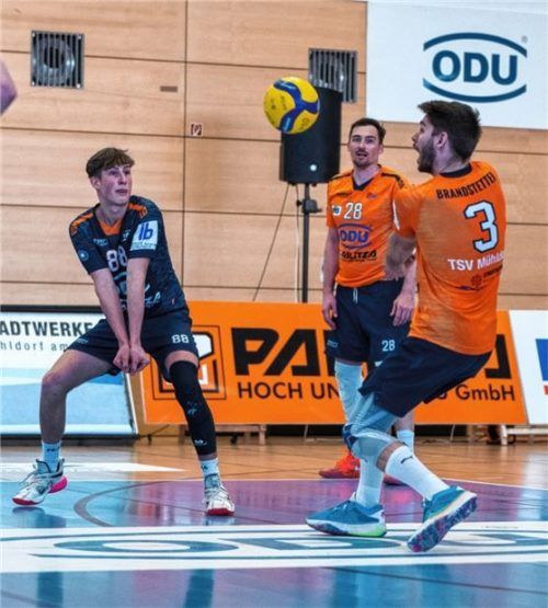 Chefcoach Alejandro Kolevich schenkte Youngster Noah Meyer (links) sein vollstes Vertrauen. Meyer enttäuschte dieses Vertrauen nicht und überzeugte mit starken Annahmen. Foto Matthias Hergenhan