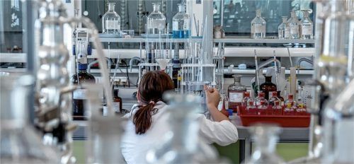 Chemiker und chemische Fachkräfte sind in Pharmazie, Kosmetikindustrie, Lebensmittelproduktion oder Luftfahrt unverzichtbar.
