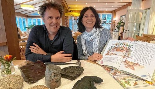 Christine Stopp und Dr. Holger Maurer sind Geologen: In ihren Kinderbüchern erklären sie nicht nur die Erdgeschichte an sich, sondern auch Fossilien und Steine aus den unterschiedlichsten Erdzeitaltern. Der Hammer ist ein wichtiges Instrument zum Auffinden der Steine.Fotos Kirchner