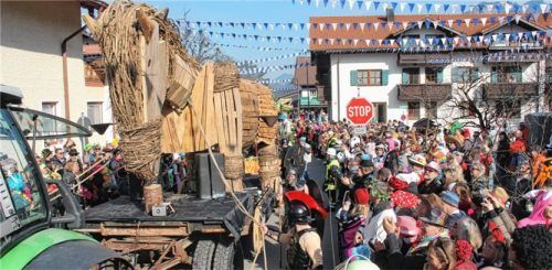 Da staunten die Besucher: Das Trojanische Pferd aus Oberaudorf konnte sogar ehrfurchtsvoll den Kopf senken – und ließ so die Beflaggung im Ort ganz.