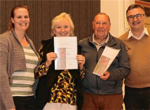 Dank für jahrelanges Engagement: Pfarrer Rudolph (rechts) mit den Geehrten Heinz Bergmeister und Margarete Peisl (Mitte) sowie Monika Rummenholl (links) von der Verwaltung. Foto Schwitteck
