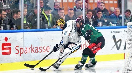 Das 5:0 über Dresden am 20. Oktober war der bislang höchste Rosenheimer Saisonsieg. Hier bearbeitet Maximilian Vollmayer den Dresdner Drew LeBlanc.Foto Hans-Jürgen Ziegler