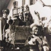 Elefant, Kamele und ein Hubschrauber