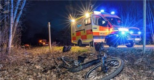 Das Fahrrad wurde durch die Wucht des Aufpralls in den Straßengraben geschleudert. Foto 112News/P.Benje