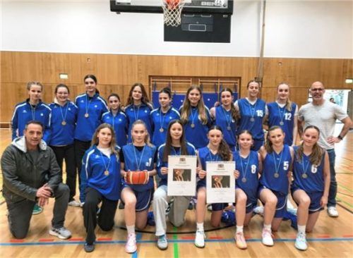 Das Foto zeigt beide Teams mit den Betreuern.Foto re