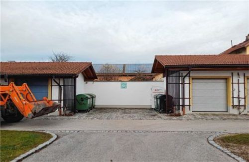 Das Foto zeigt den freien Platz gegenüber dem Rathauseingang. Mit 9:2 votierte nun der Gemeinderat doch für seinen eigenen Antrag, dort zwei Garagen zu errichten. Foto Kirchner