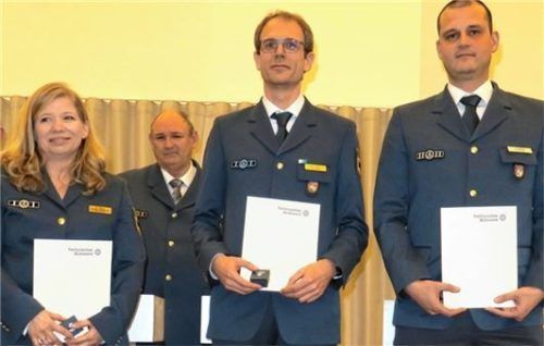 Das Helferzeichen in Gold erhielten (vorne von links) die verdienten THW-Mitglieder Antje Bauer, Michael Traut und Simon Oliver Breuer vom Ortsverband Bad Aibling. Fotos baumann