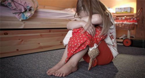 Das Landgericht Traunstein verhandelt derzeit wegen eines Falls von schwerem sexuellen Kindesmissbrauch (Symbolbild). Foto Patrick Pleul/dpa/picturealliance