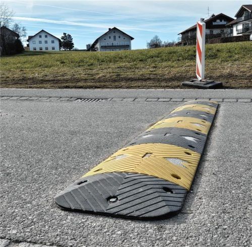 Das Landratsamt Rosenheim schreitet ein: Die verkehrsberuhigenden Temposchwellen in der Schulstraße müssen wieder entfernt werden. Fotos Rieger